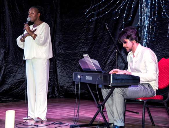 Event Foto Sängerin mit Pianist auf einer Bühne