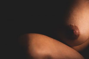 Akt Foto mit Brust in Licht von der linken Seite
